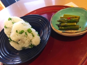 地元で採れたアスパラおにぎりとアスパラのお漬物、おいしいです!